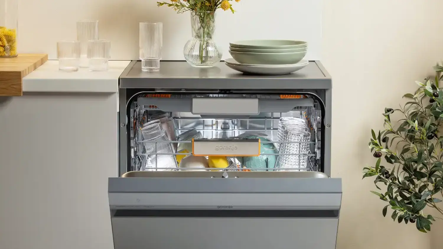 Myčka n&aacute;dob&iacute; Gorenje G600 GS673A97X v interi&eacute;ru &ndash; detail