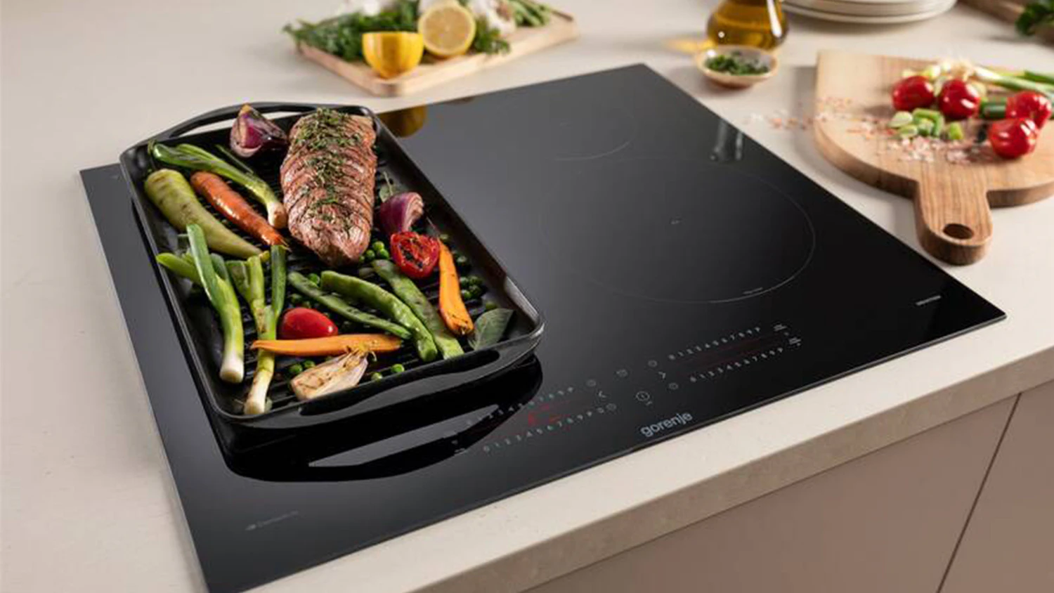 Veľký podnos s grilovanou zeleninou na indukčnom sporáku Gorenje GI6432BXWF