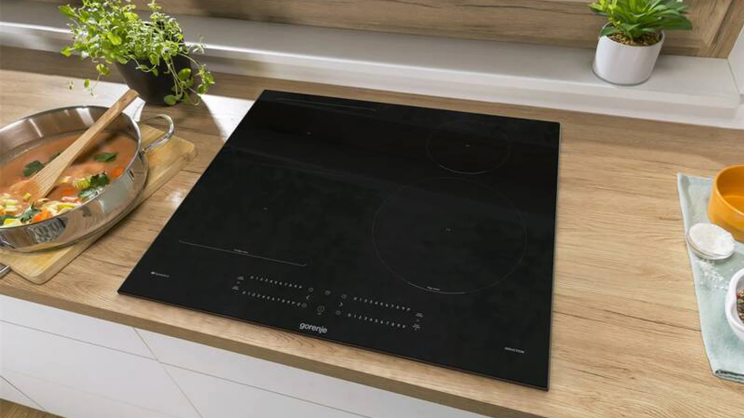 Gorenje indukčný sporák GI6432BXWF čierny zabudovaný v kuchynskej linke