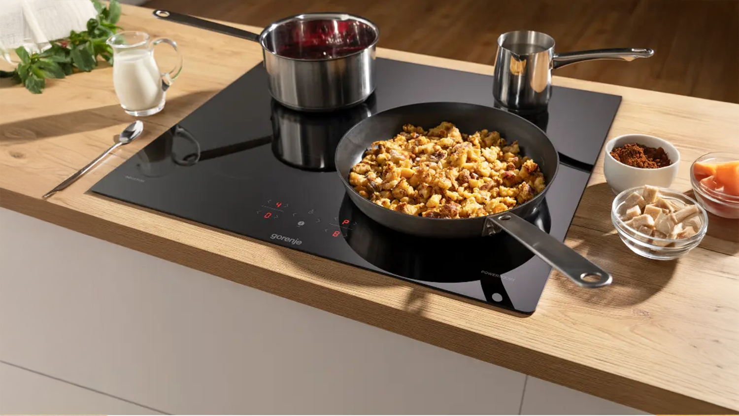 Vaření na varné indukční desce Gorenje GI6401BC v různě velkých hrncích