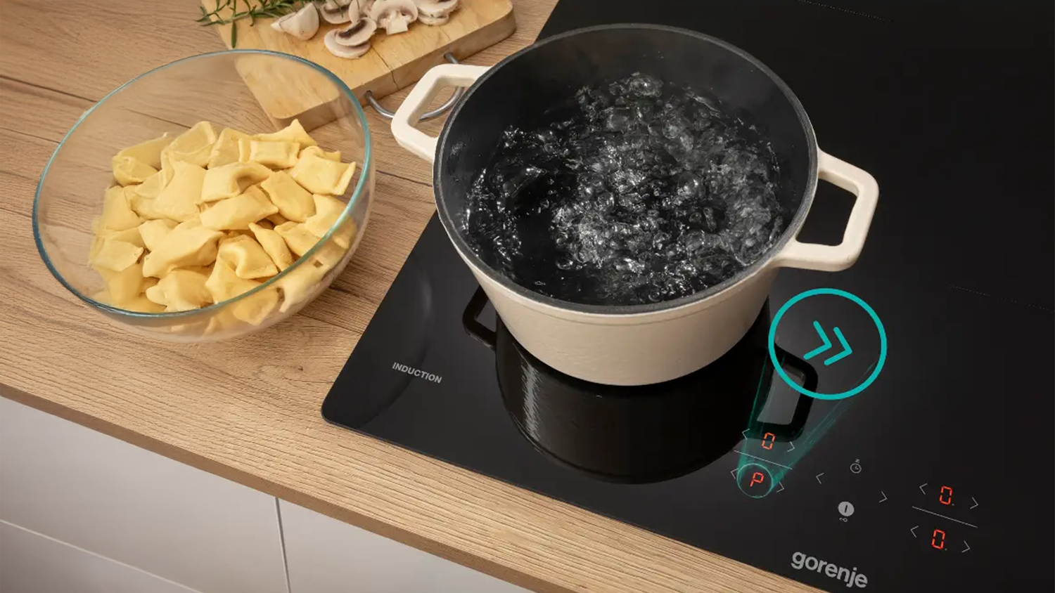 Vaření vody na varné indukční desce Gorenje GI6401BC