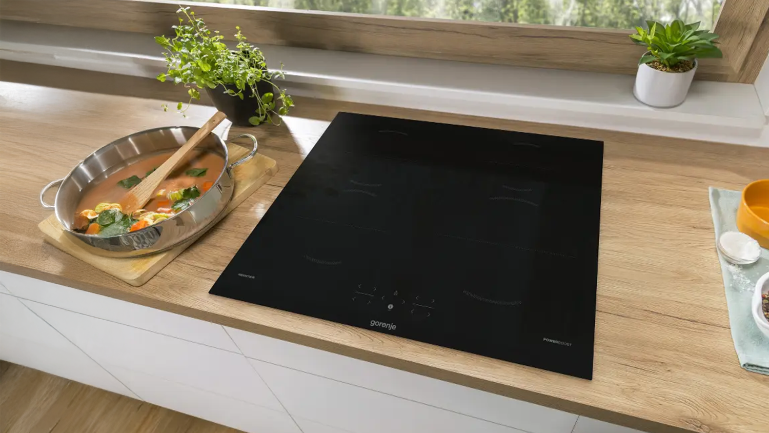 Varná indukční deska Gorenje GI6401BC zabudovaná v kuchyňské lince