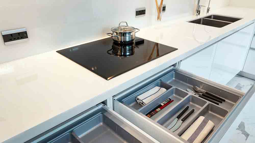 Sklokeramická vestavná varná deska v kuchyni_03