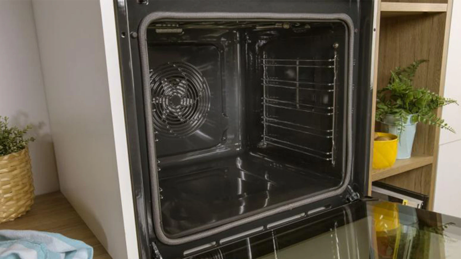 Otevřen&aacute; vestavn&aacute; trouba Gorenje BPS6747A06X ukazuj&iacute;c&iacute; čist&yacute; vnitřn&iacute; prostor