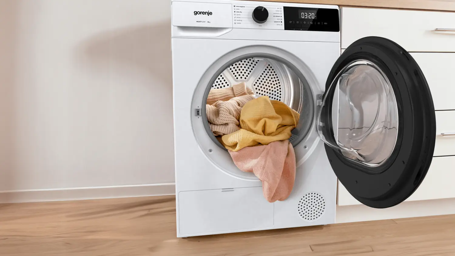 Su&scaron;ička pr&aacute;dla Gorenje D2HNE9C s vlněn&yacute;m vysu&scaron;en&yacute;m oblečen&iacute;m