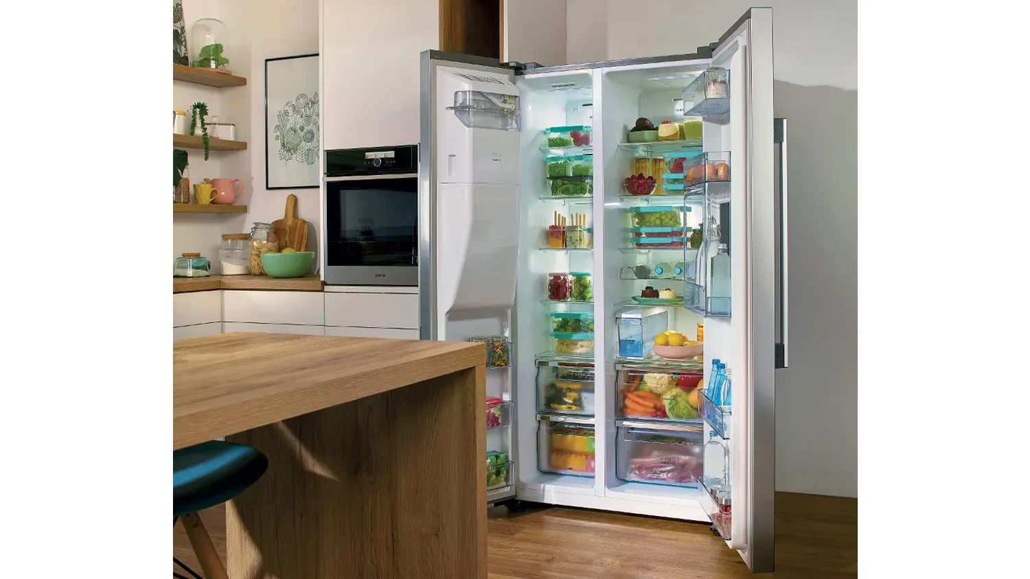 Lednice Gorenje s otevřen&yacute;mi dveřmi v kuchyni
