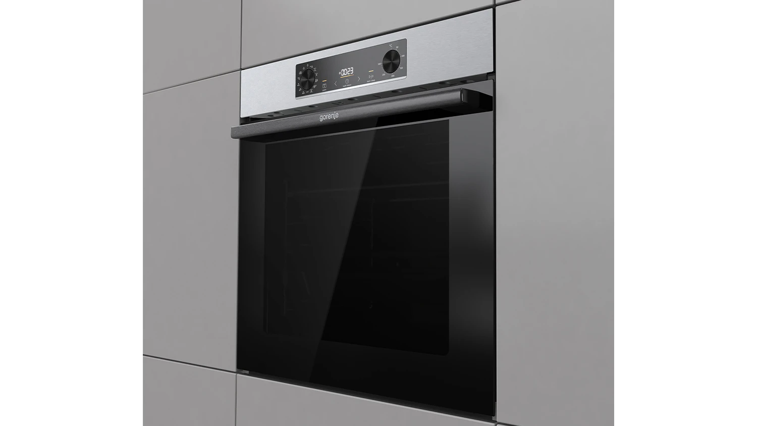 Pohled ze strany na troubu Gorenje