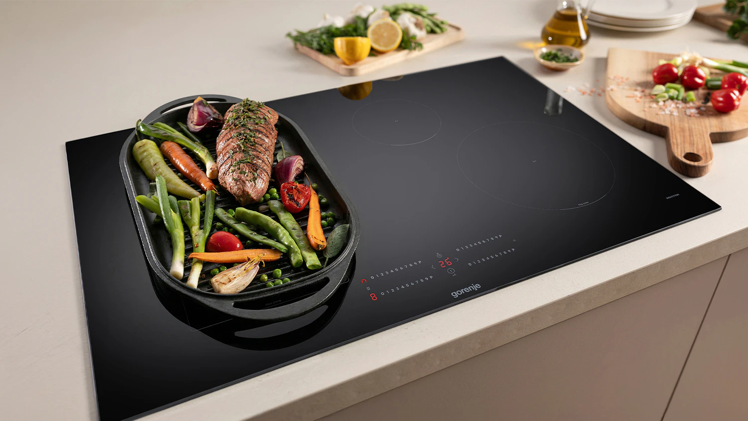 Dlouhý pekáč s jídlem na varné desce Gorenje
