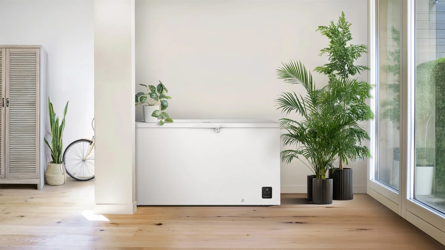 Pultový mrazák Gorenje FH50E6W5 v interiéru