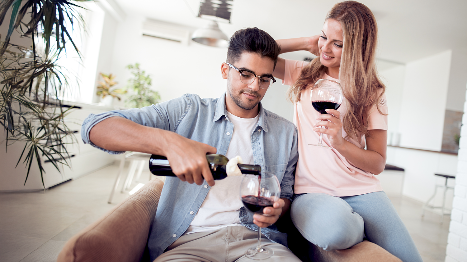 Žena a muž si d&aacute;vaj&uacute; doma v&iacute;no