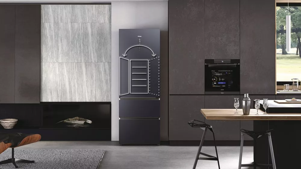V kuchyni usraven&aacute; kombinovan&aacute; chladnička Haier HTW7720ENMB_11