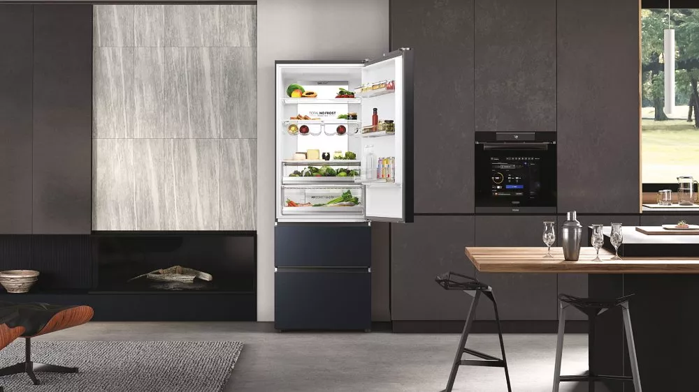 V kuchyni otevřen&aacute; kombinovan&aacute; chladnička Haier HTW7720ENMB_12