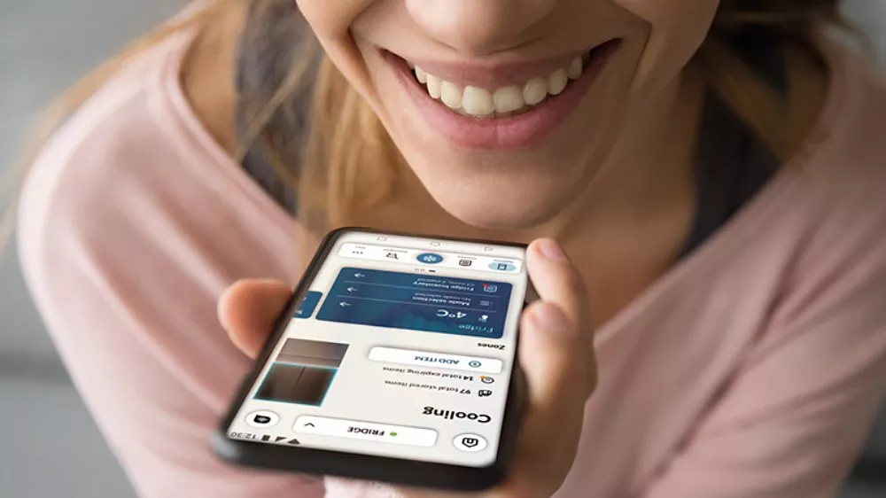 Žena usm&iacute;vaj&iacute;c&iacute; se s mobiln&iacute;m telefonem v ruce_13
