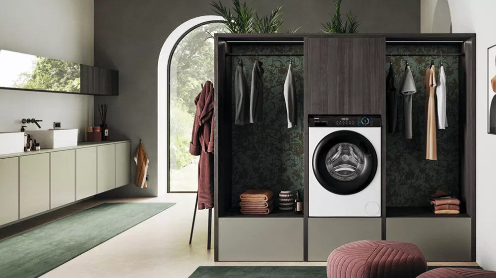 V koupelně ustaven&aacute; pračka se su&scaron;ičkou Haier HWD80-B14939-S_02