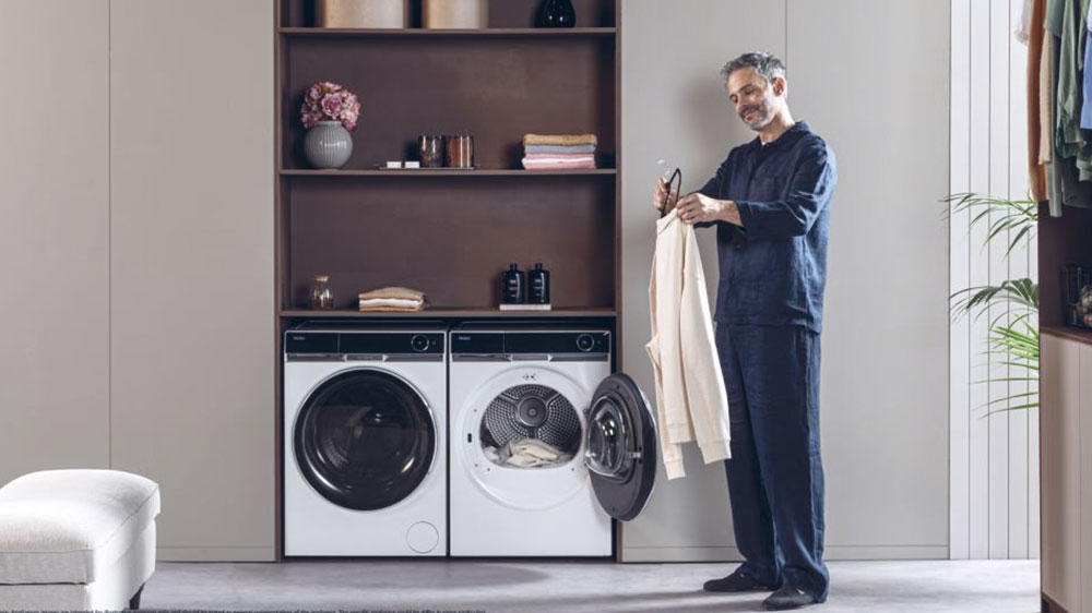 Pračka s předním plněním Haier HW100-BD14397U1 muž věší prádlo na ramínko_03