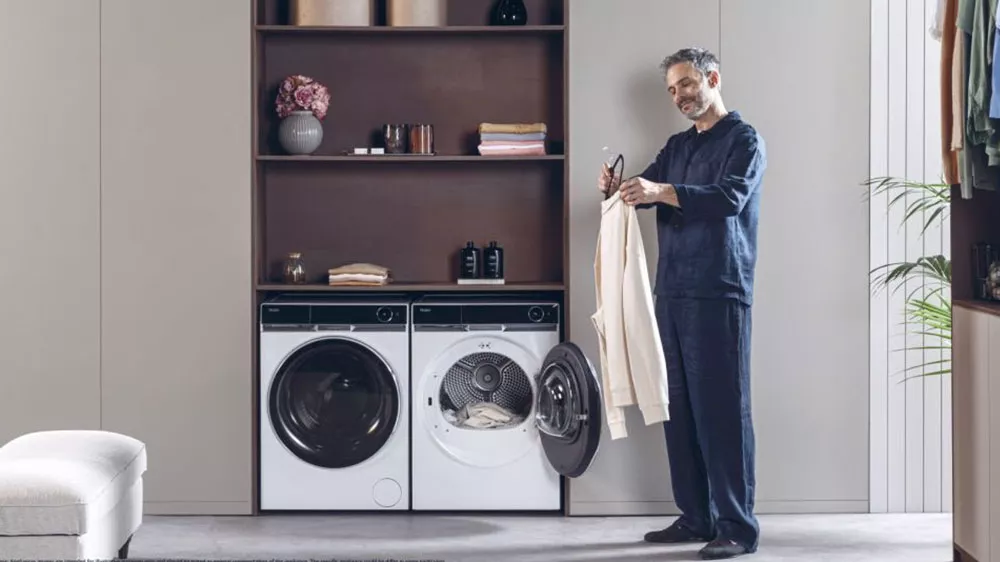 Pračka s předním plněním Haier HW100-BD14397U1 muž věší prádlo na ramínko_03