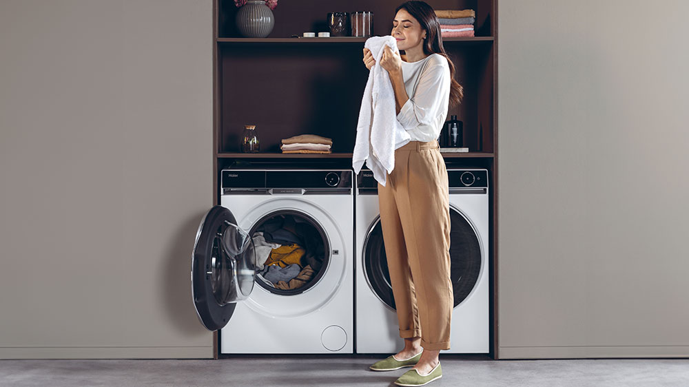 Pračka s předním plněním Haier HW100-BD14397U1 šťastná žena čichá k prádlu_05