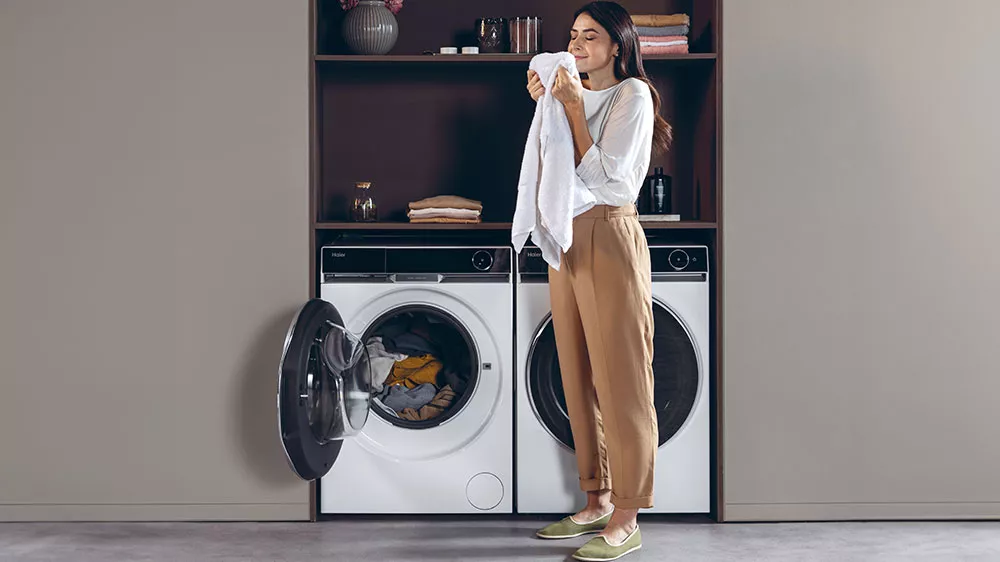 Pračka s předním plněním Haier HW100-BD14397U1 šťastná žena čichá k prádlu_05
