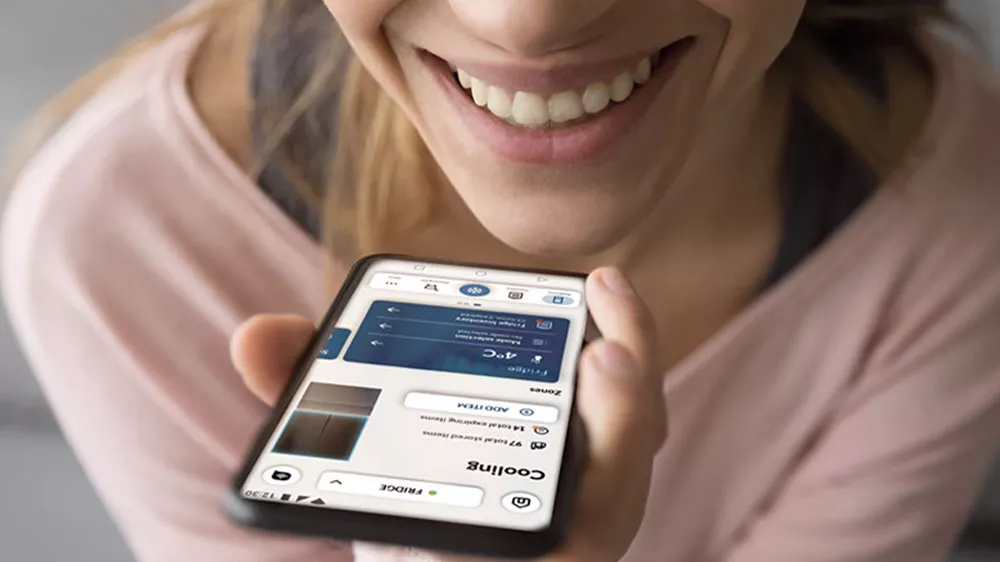 Žena s aplikac&iacute; hOn na telefonu_03