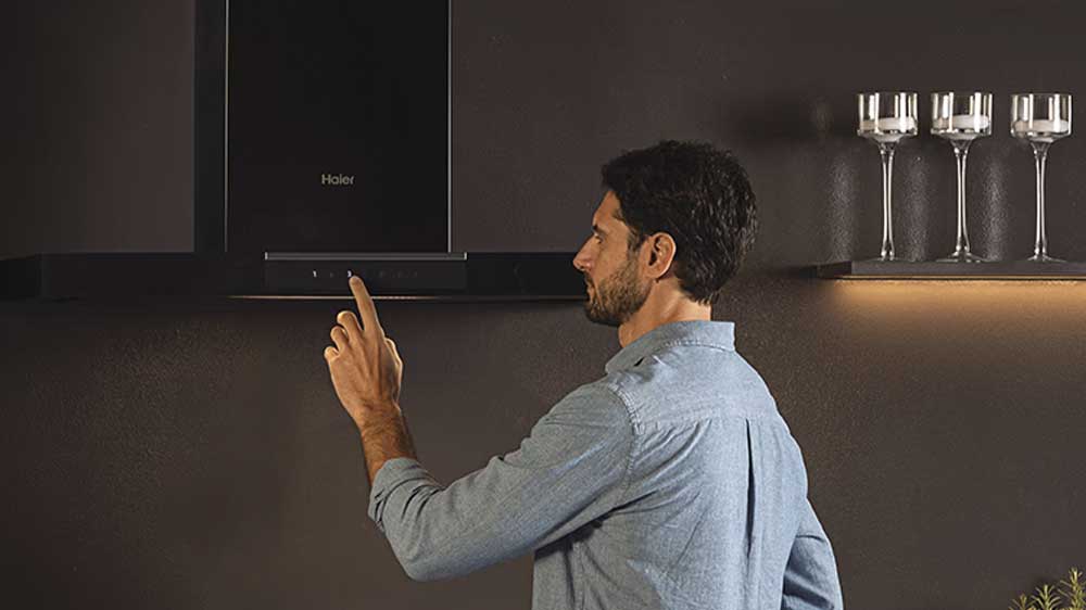 Komínový odsavač par HAIER HATS6CBS4BWIFI muž ovládá digestoř_03