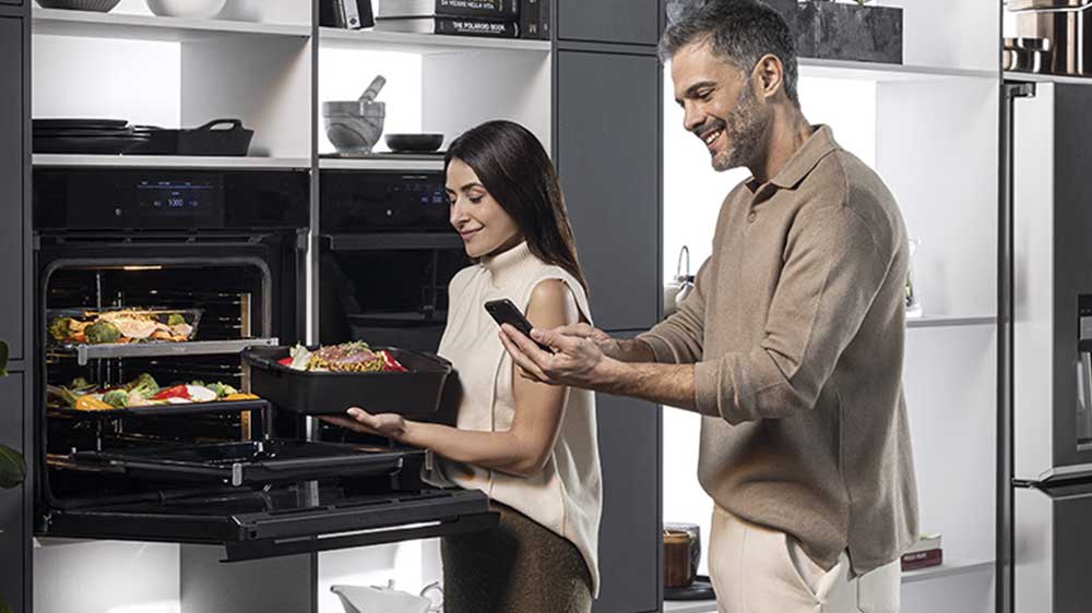 Spokojen&aacute; dvojice se raduje z chutn&yacute;ch pokrmů uvařen&yacute;ch v mikrovlnn&eacute; troubě Haier H4MWID29GNQB s aplikac&iacute;_04