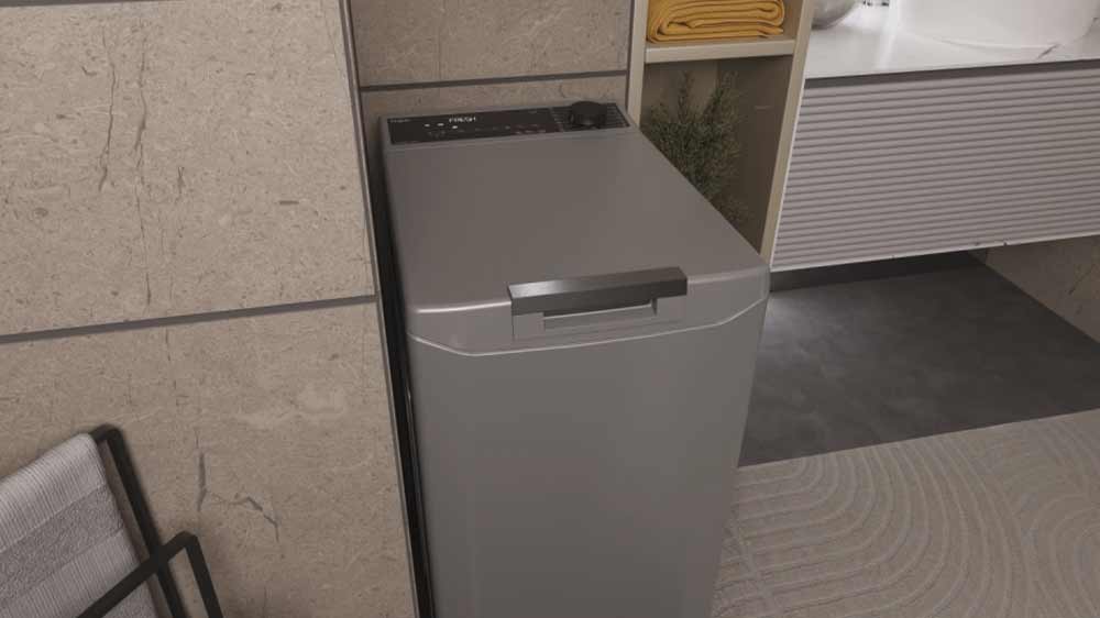 Vrchem plněná pračka Haier THASN276TMR5-S v koupelně_05