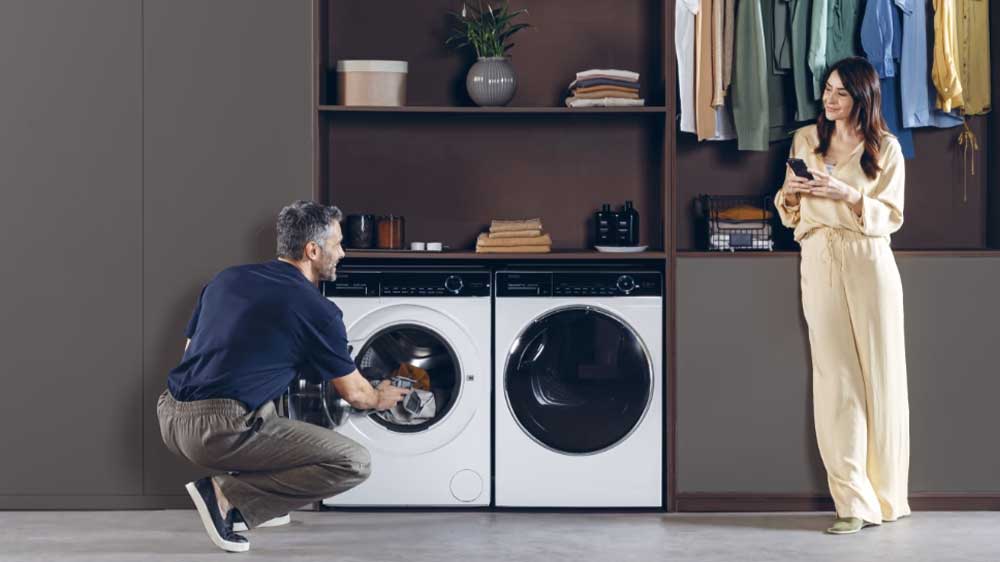 Slim pračka Haier I-Pro Series 7 Plus HW80-B14979TU1 v koupelně vedle sušičky_03