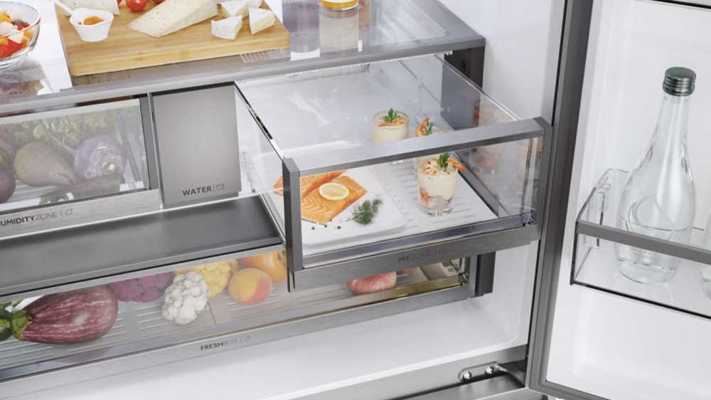 Přihrádky plné čerstvých potravin v lednici Haier FD 90 Series 7 HFR79F19EFGK_03