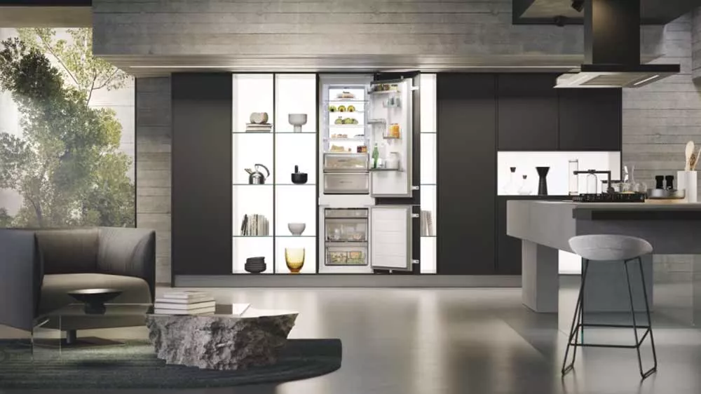 Kombinovan&aacute; vestavn&aacute; chladnička HAIER HBW7519DT v kuchyni_02