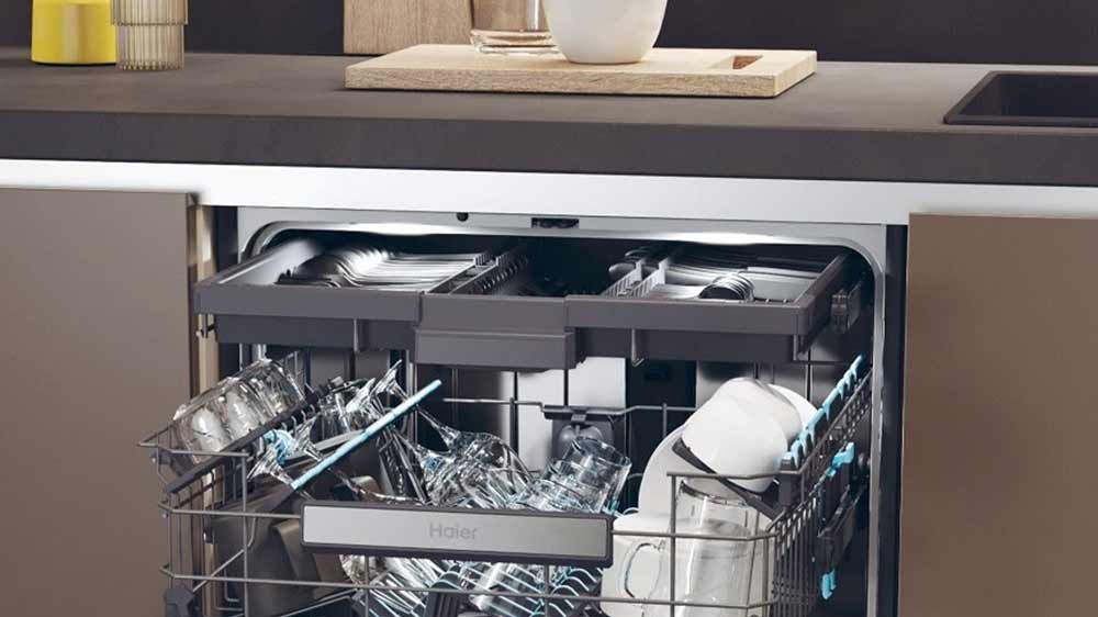 Vestavná myčka HAIER XI 6B0S3FSB detail na vrchní koš a příborovou přihrádku_04