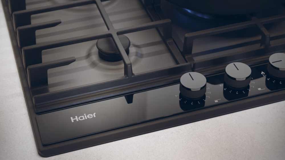 Varná plynová deska HAIER HAHG7W5TEB, detail na ovládání a hořáky_03