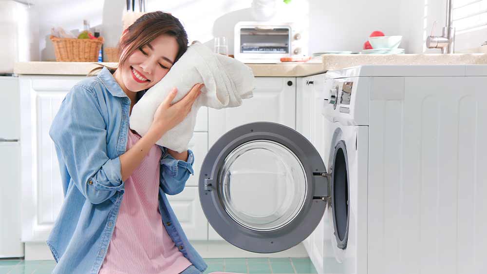 Žena má radost z čistě vypraného prádla_05