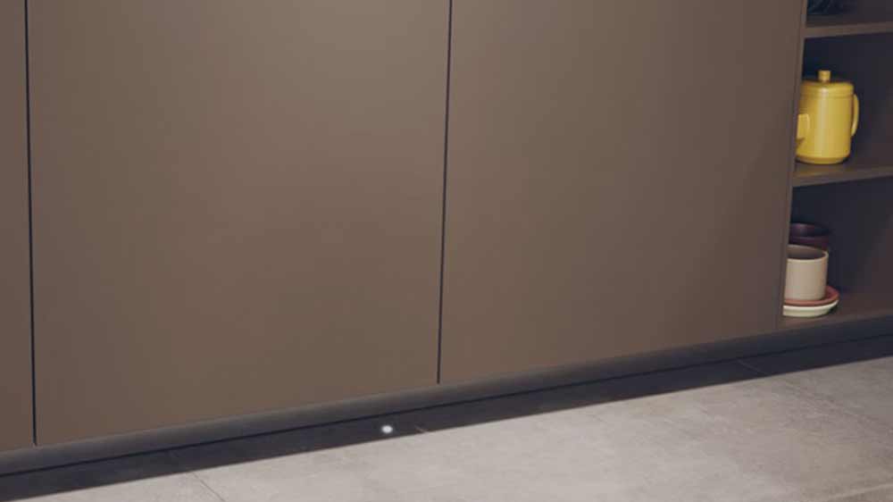 Myčka vestavná HAIER SXI1C3BF2BT-01 zabudovaná ve skříňce, světlo na podlaze_03