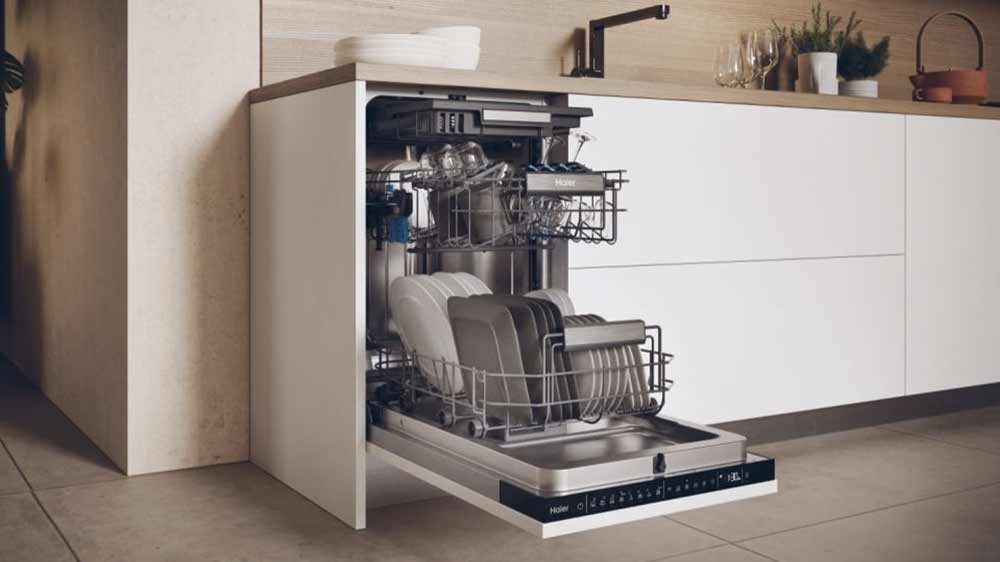Otevřená vestavná myčka HAIER SXI1C3BF2BT-01 s nádobím_04