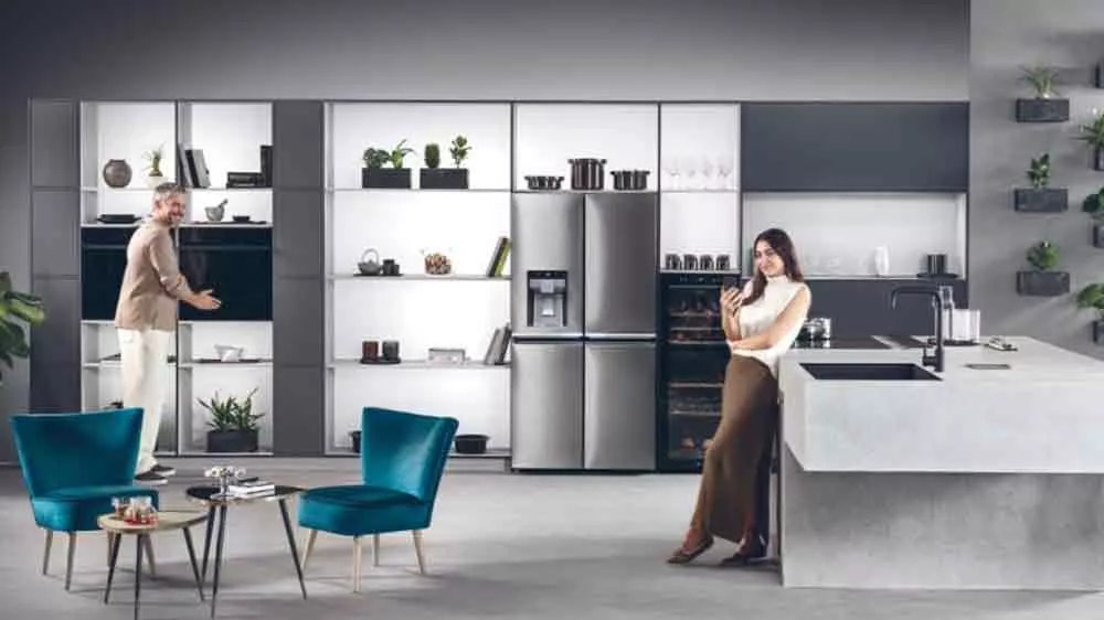 Kuchyň se ženou u pultu a mužem u Haier ID Series 6 H6 ID68C5YTB_03