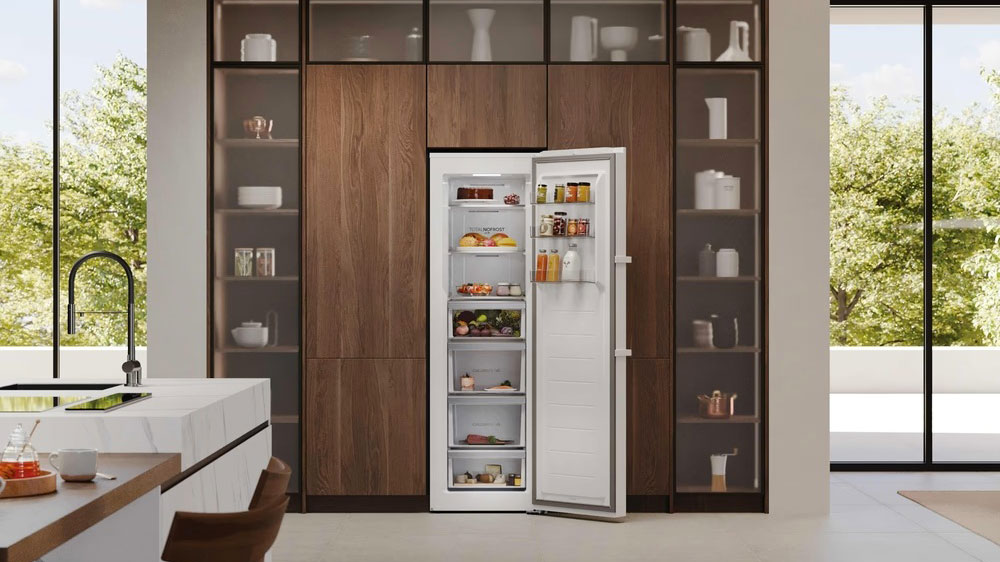Otevřen&aacute; monoklimatick&aacute; lednice Haier H4R306WAH1 v kuchyni_02