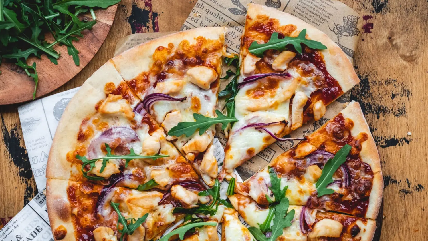 Dom&aacute;c&iacute; kynut&aacute; pizza s kuřec&iacute;m masem