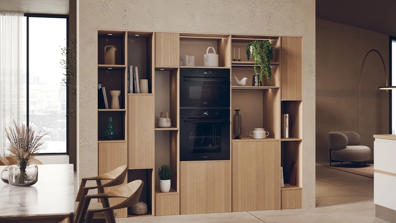 Vestavná trouba Haier H6 ID23B4HTB zabudovaná ve stěně v obývacím prostoru