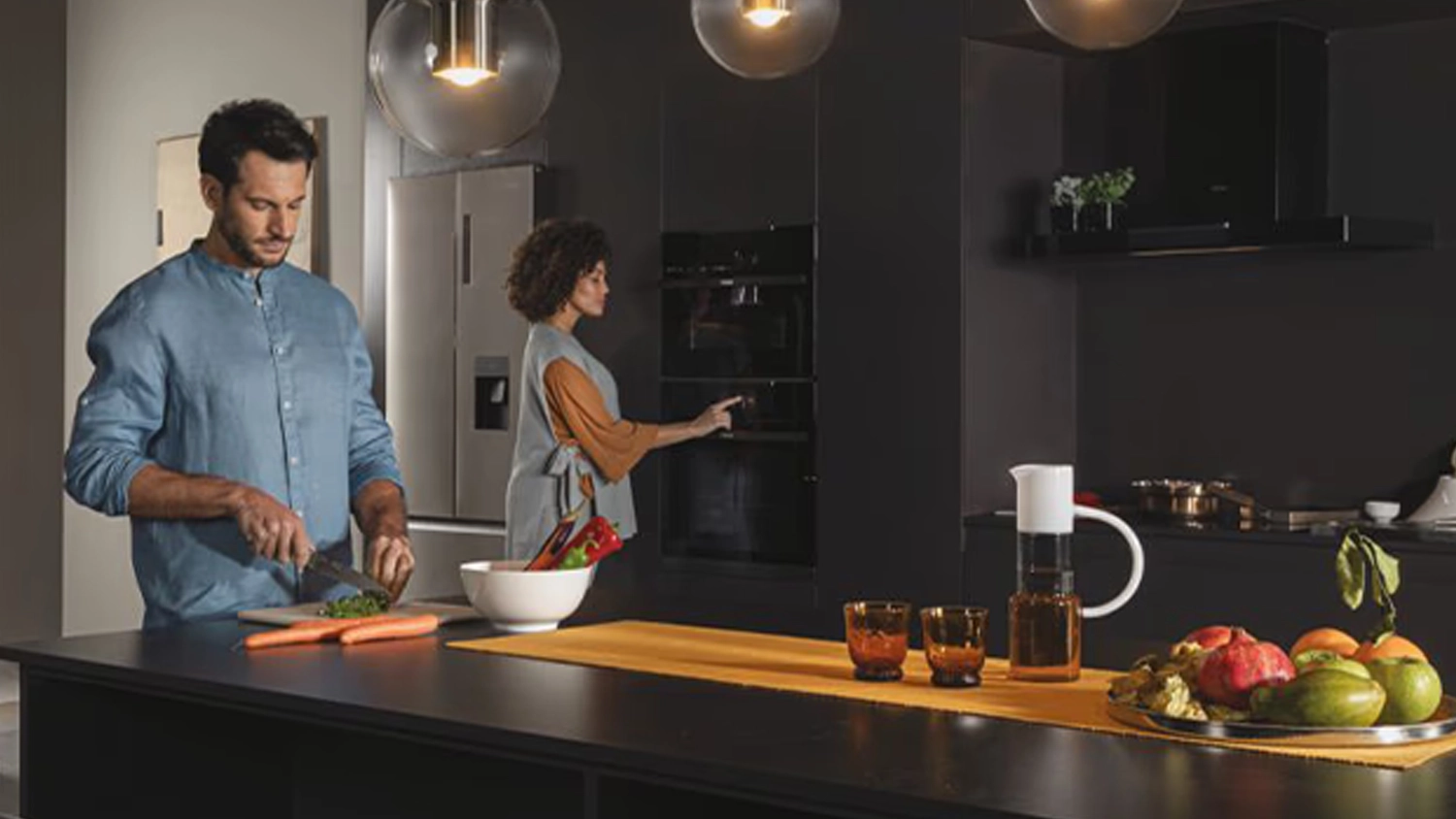 Muž se ženou vaří v troubě Haier H6 ID23B4HTB zabudované v kuchyni
