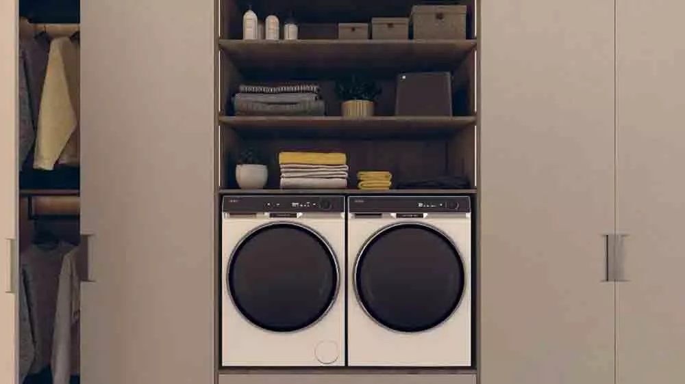 Su&scaron;ička pr&aacute;dla Haier HD90-BQ397U1-S b&iacute;l&aacute; instalovan&aacute; spolu s pračkou v interi&eacute;ru