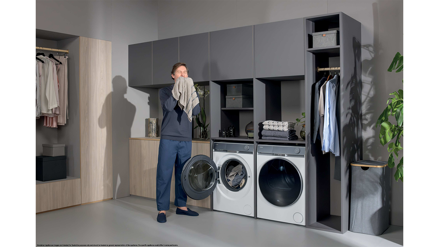 Muž čich k voňavmu prdlu z pračky Haier HW100-B14367U1-S