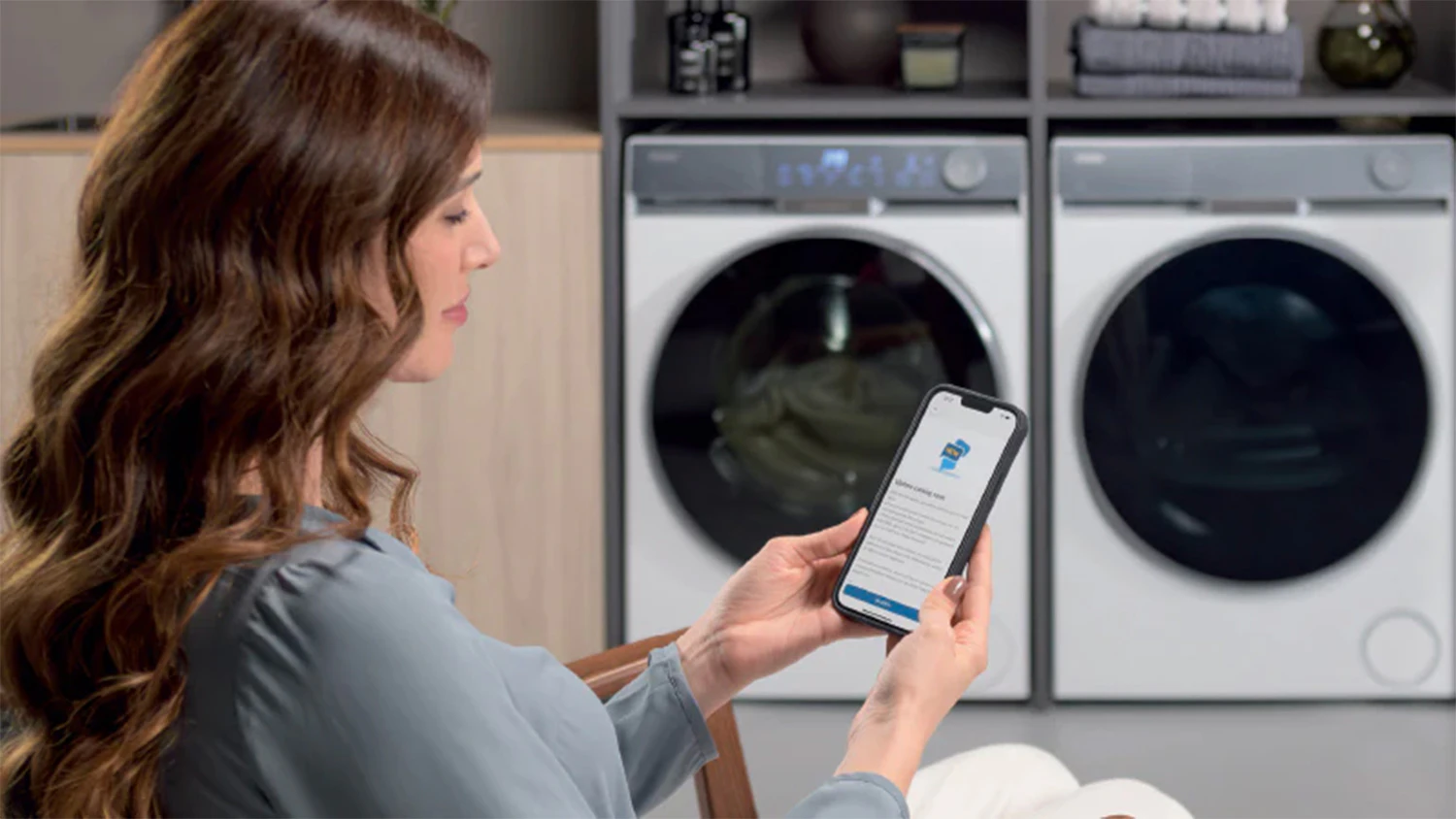 Žena ovl&aacute;daj&iacute;c&iacute; su&scaron;ičku Haier HD100-CQ387U1-S z telefonu