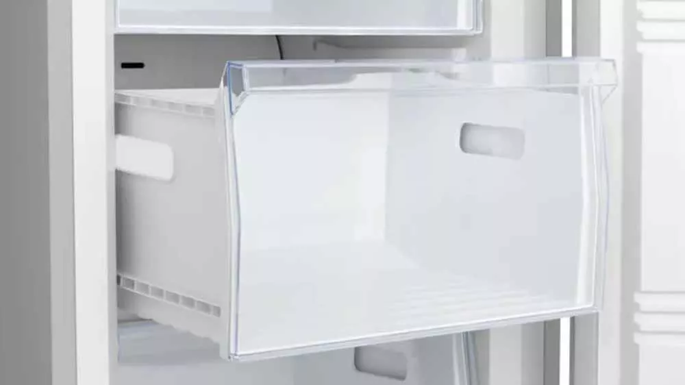 Mraznička Hisense FV298N4ACE s povytaženým šuplíkem_04