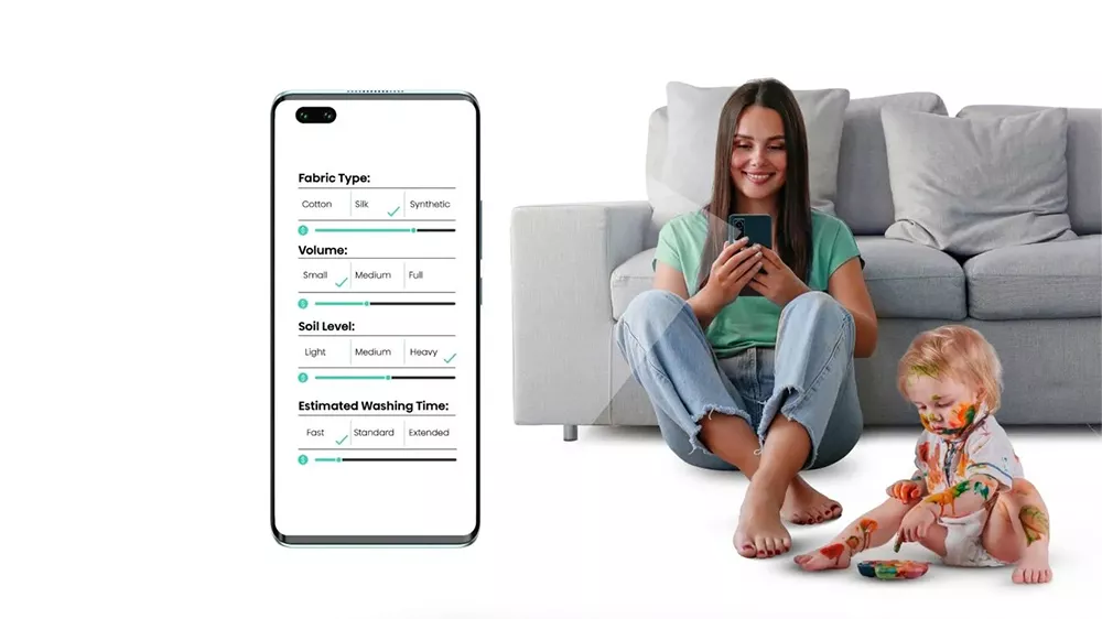 Žena sedící na podlaze držící chytrý telefon s aplikací Smart ConnectLife_02