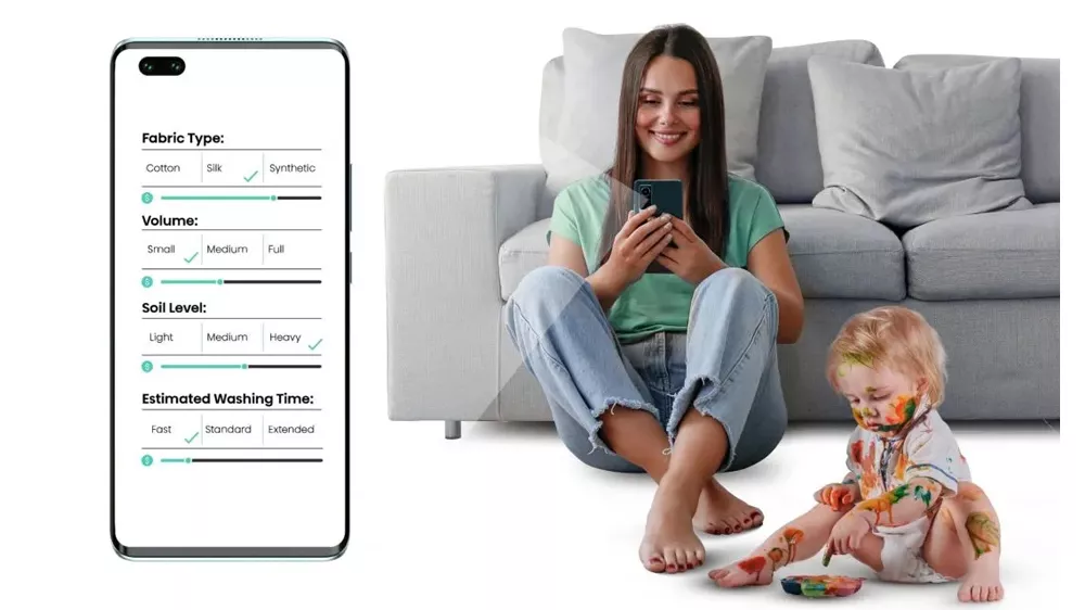 Žena držící chytrý telefon s aplikací Smart ConnectLife ovládající sušičku na dálku_02