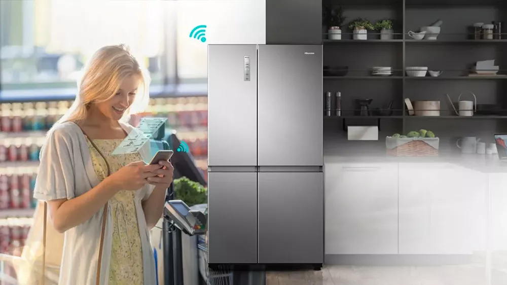 Žena ovl&aacute;d&aacute; lednici Hisense Side by Side RS818N4IID na d&aacute;lku přes aplikaci ve sv&eacute;m mobiln&iacute;m telefonu_05