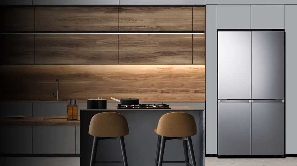 Americká chladnička Hisense RQ5P470SAID v nerezovém provedení zabudovaná do kuchyňské linky_02
