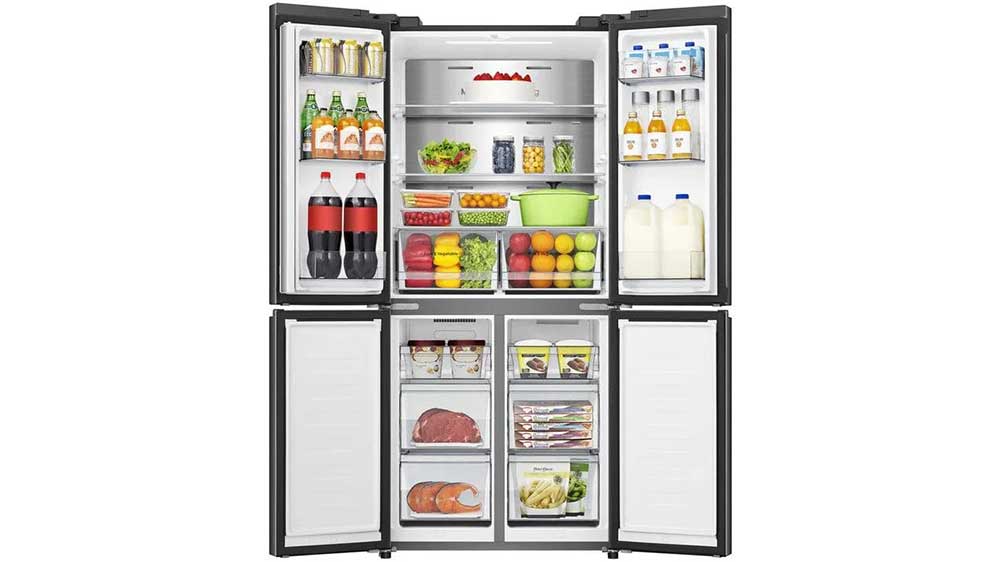 Otevřená americká chladnička Hisense RQ5P470SAID zaplněná potravinami_03