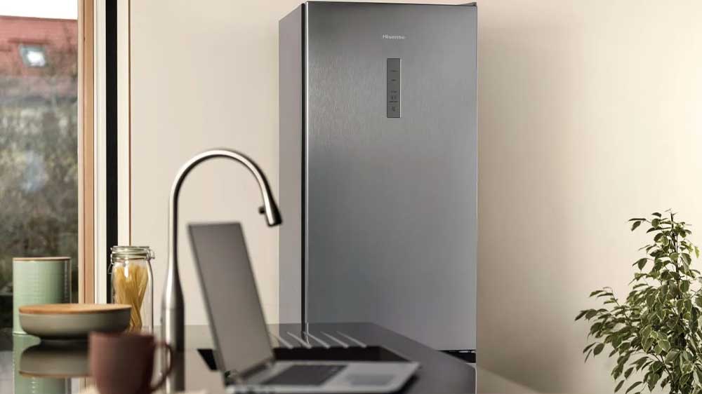 Kombinovaná chladnička Hisense RB395N4ACC v nerezu stojící v kuchyni_02
