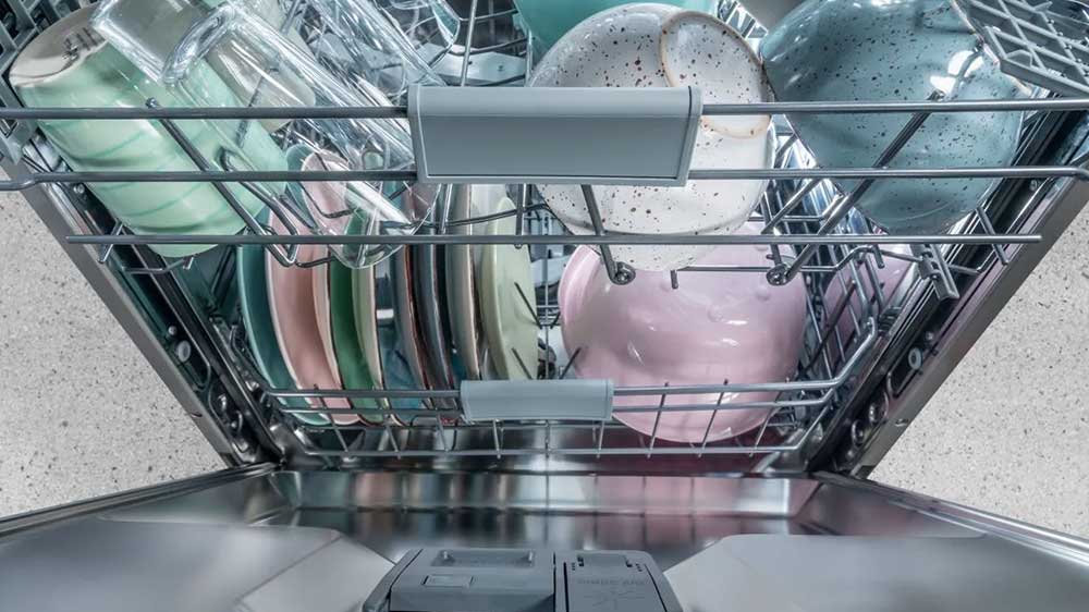 Čist&eacute; n&aacute;dob&iacute; uvnitř myčky Hisense HV673A65_04